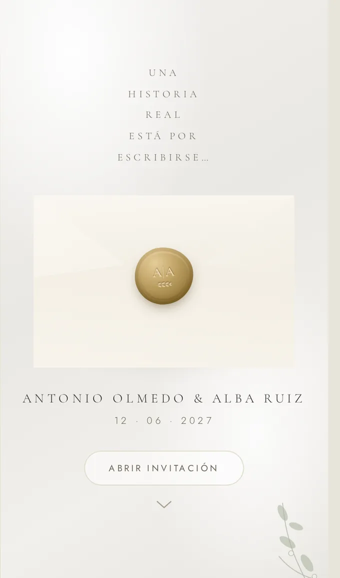 La invitación cerrada: un sobre color crema con un lacre dorado con las iniciales de la pareja.